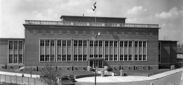 406711 Gezicht op de Christelijke Industrie- en Huishoudschool (Oudenoord 26) te Utrecht.